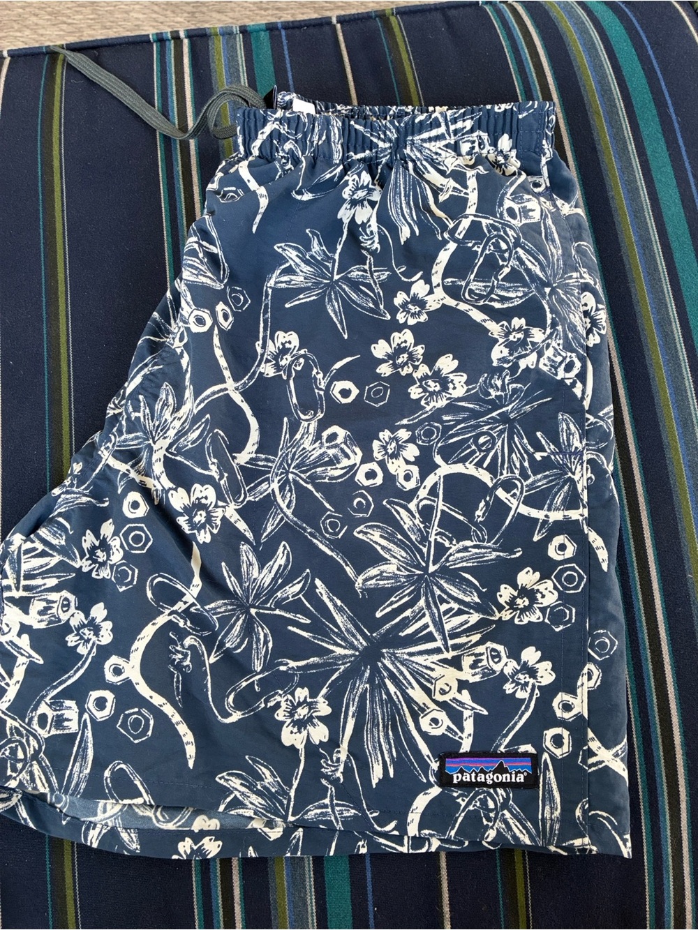 Patagonia Men’s Baggies Blue and White Floral Swim Shorts 5” inseam, Medium